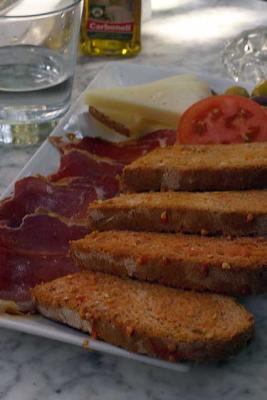 mallorca brot tomaten knoblauch schinken k&auml;se oliven&ouml;l salz